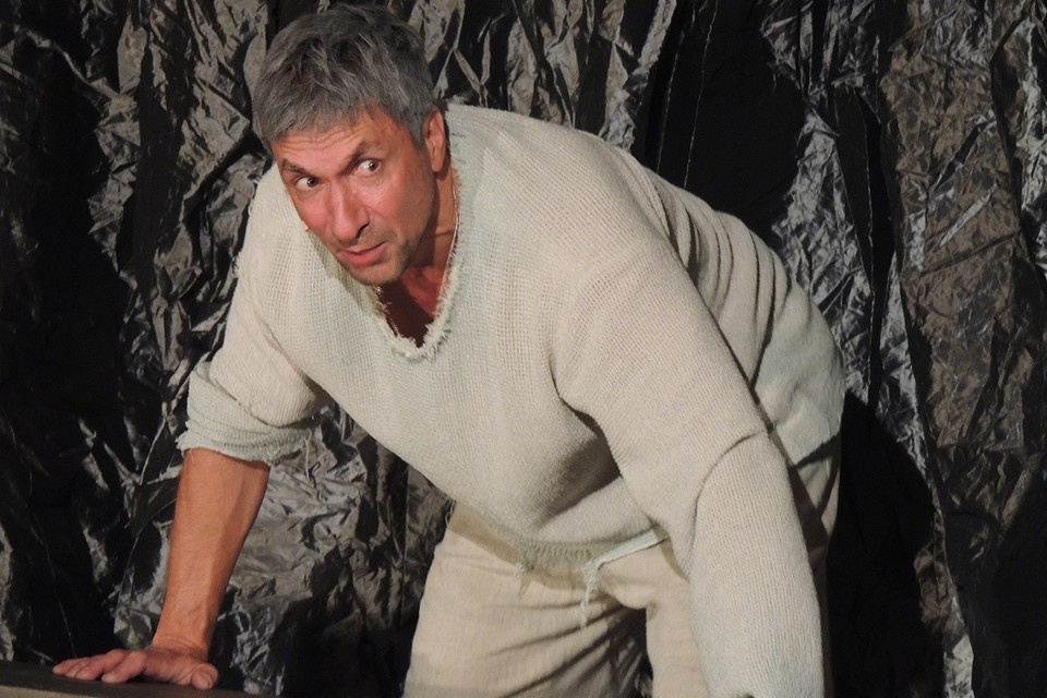    В Театре Вахтангова прошла первая премьера сезона - моноспектакль Григория Антипенко «Старик и море» по повести Эрнеста Хемингуэя. Анастасия ПЛЕШАКОВА