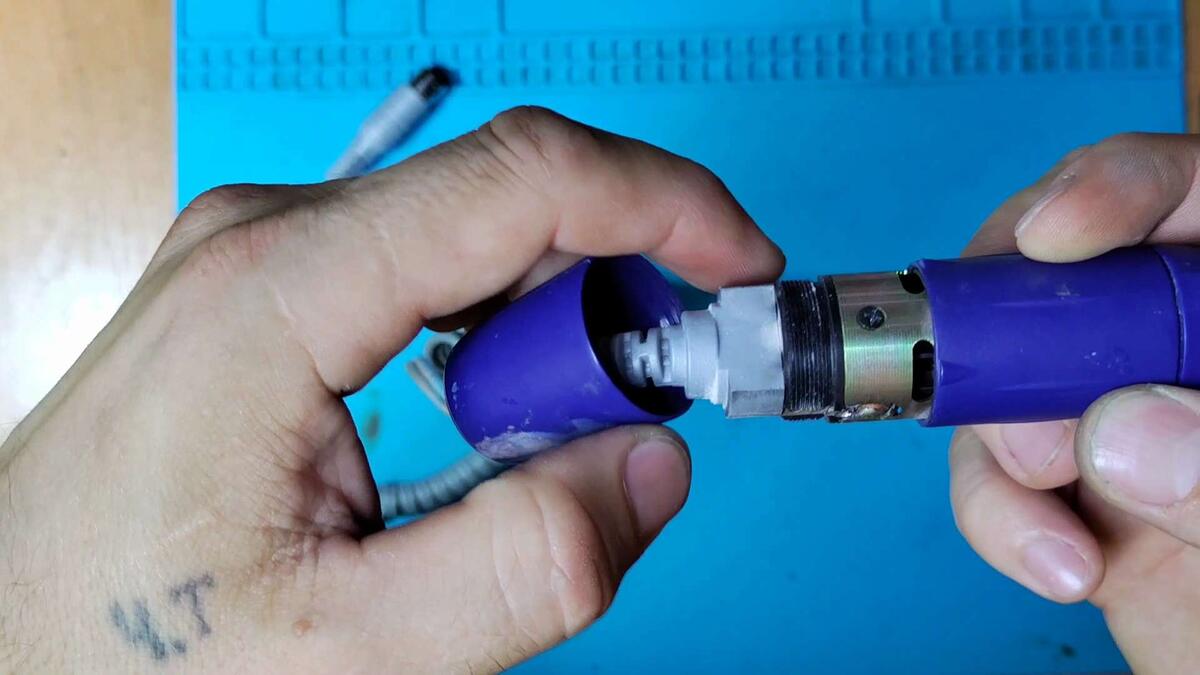 Верхняя крышка ручки откручивается по резьбе.