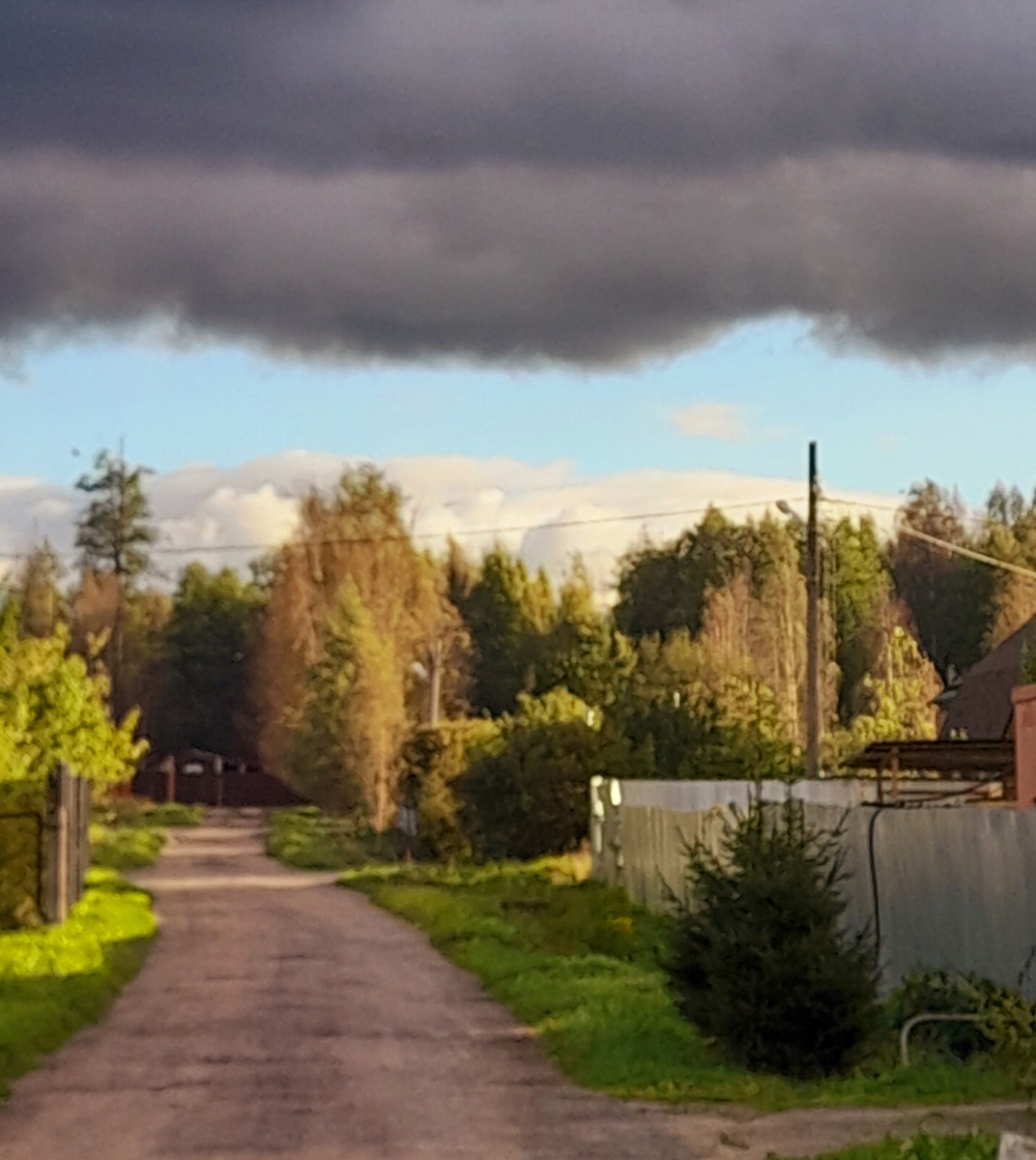 Я на даче. Смотрите, какое небо! Трёхслойное! Красота!