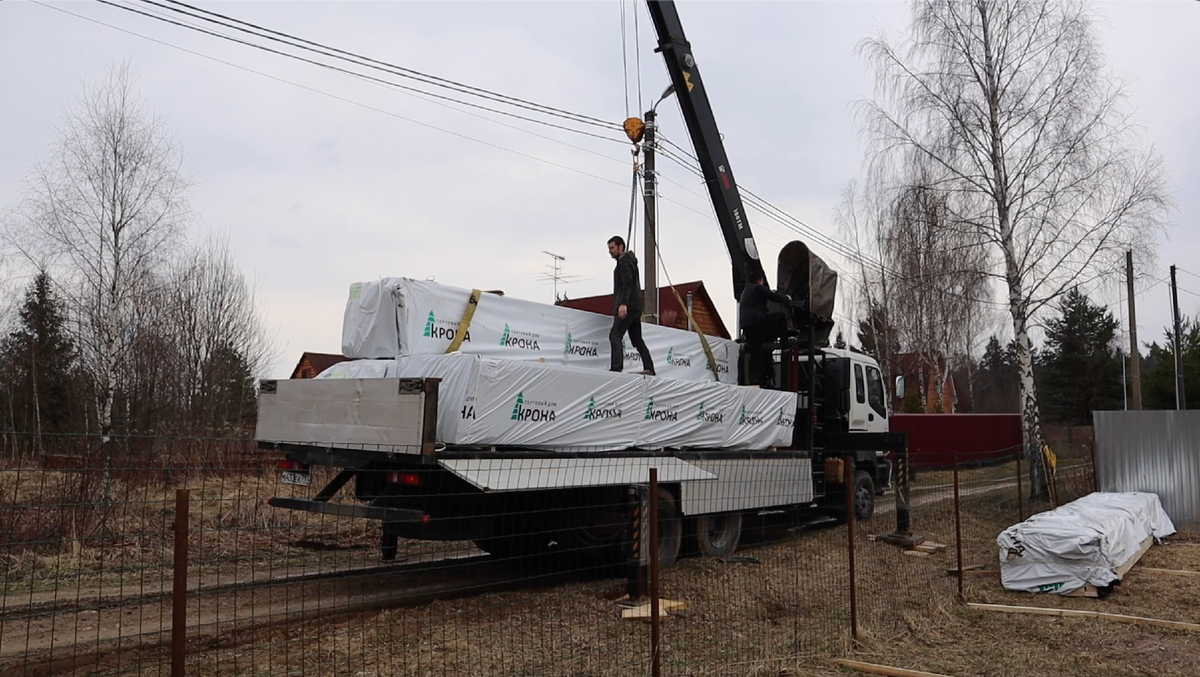 Мало того, что я сам закупал материал для стройки, так ещё и стропальщиком был при разгрузке)