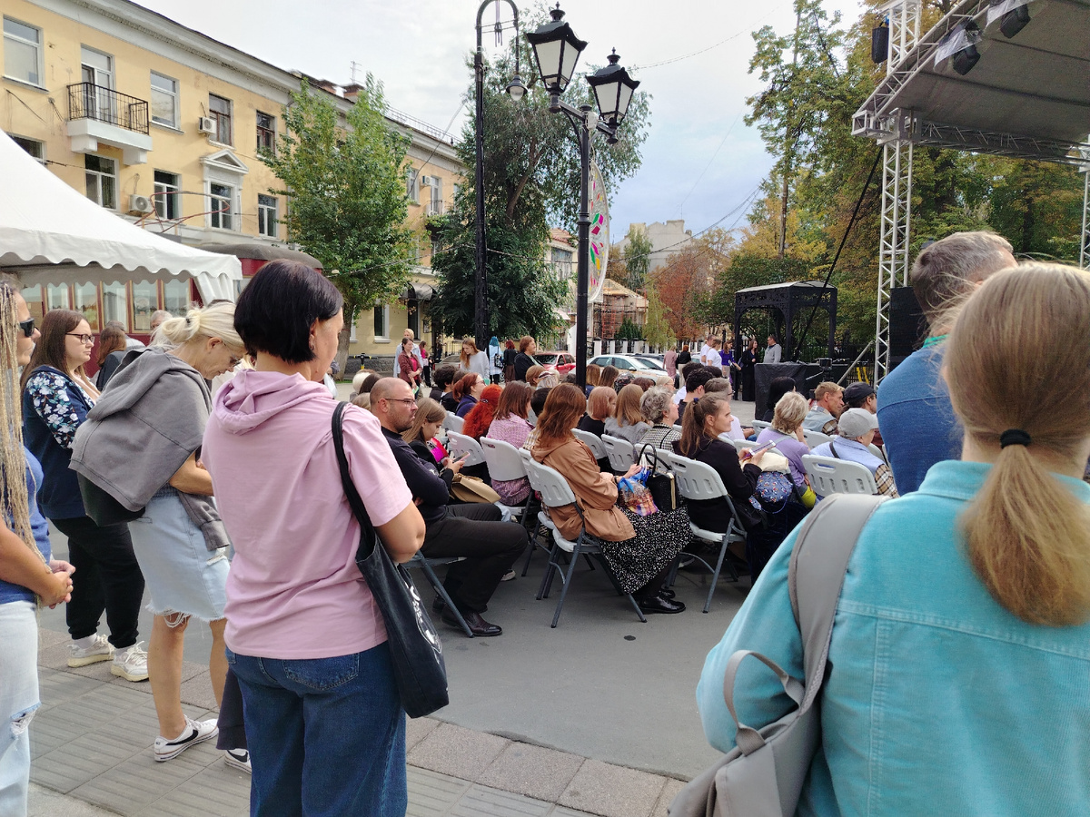 В это время на сцене что-то происходит...
