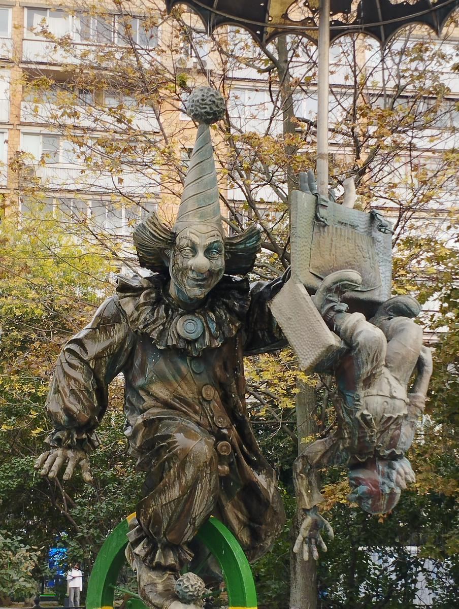 Скульптурная композиция "Клоуны" на Цветном бульваре (ФОТО АВТОРА)