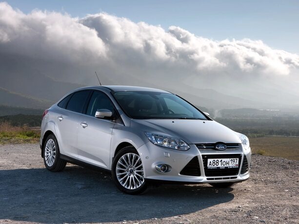 Ford Focus III — автомобиль C-класса, выпускавшийся с 2011 по 2019 год. Модель доступна в кузовах седан, хэтчбек и универсал, с бензиновыми двигателями объёмом 1.6 л (85–125 л.с.) и 1.5 л (150 л.с.), а также с механической или роботизированной коробкой передач. Основные преимущества включают хорошую управляемость, комфорт и надёжность, но есть и недостатки, такие как небольшой клиренс и ограниченный объём багажника.