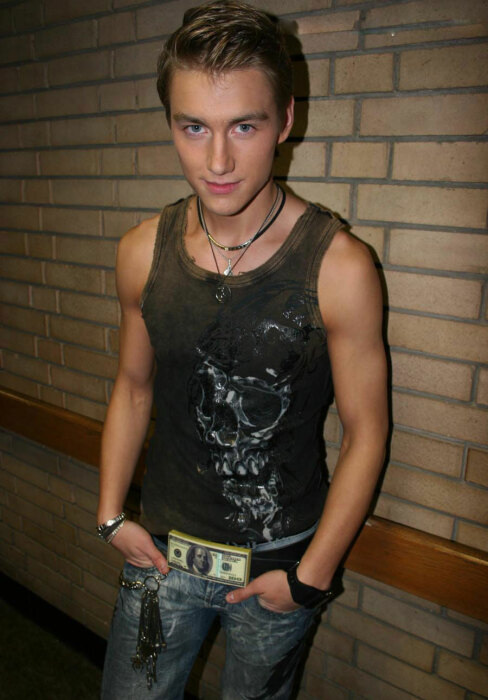 Мало кто знает, что будущая звезда эстрады начинал вовсе не с музыки. В детстве Алексей мечтал стать футболистом и даже играл за юношескую команду. Но всё решилось, когда он поступил в Гнесинское училище — и в его жизни появилась сцена.