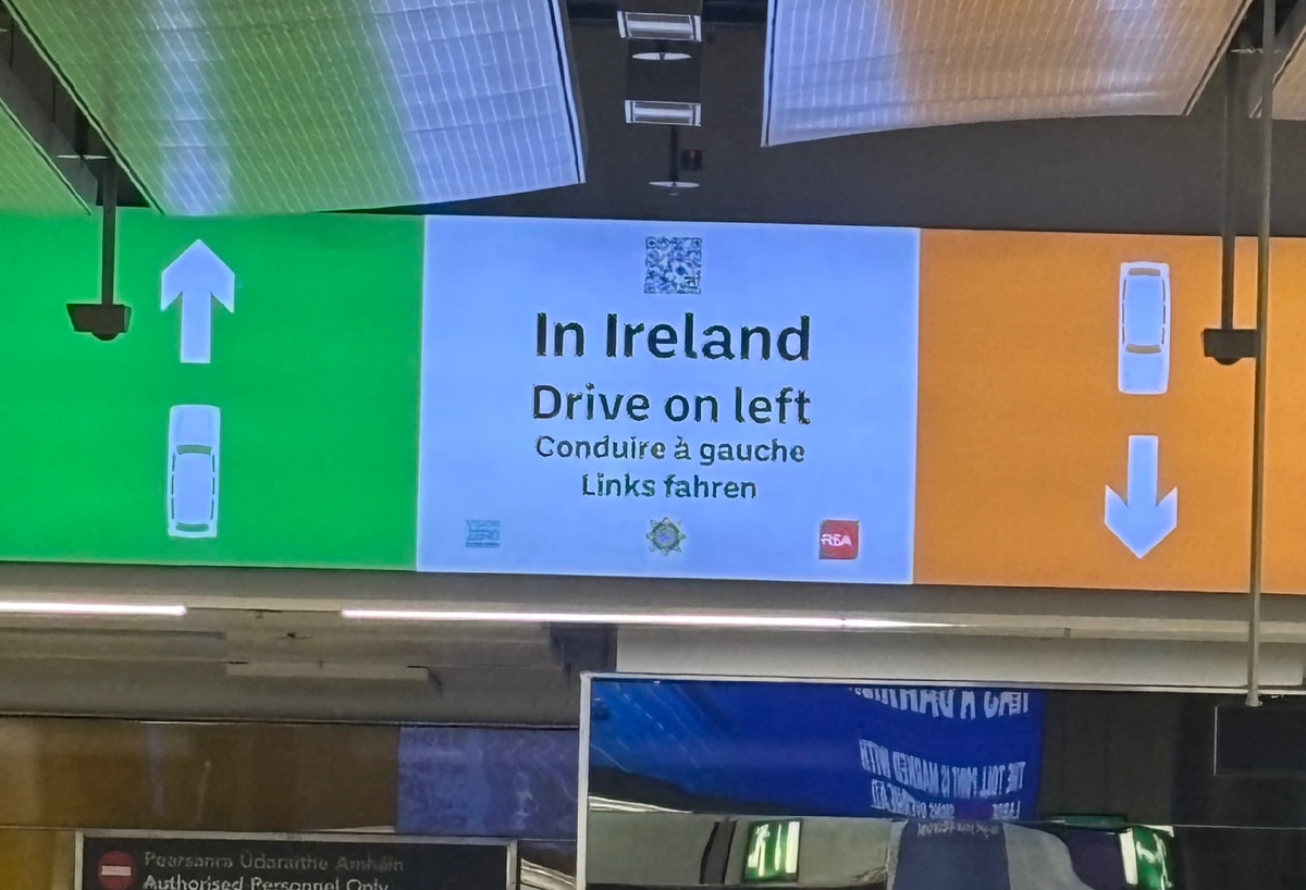 Плакат в Аэропорту 