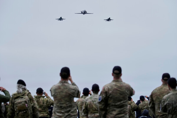 Истребители ВВС Дании во время военных учений, 15 сентября 2025 года / Ebrahim Noroozi/AP  