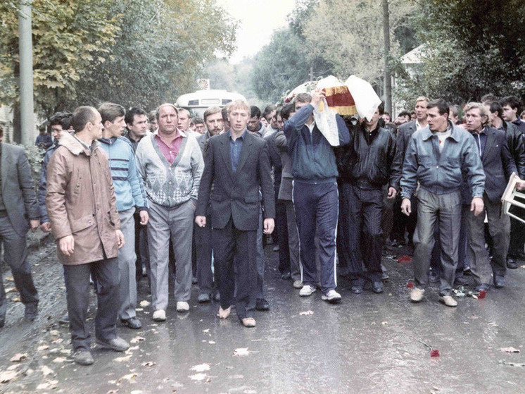     Канапа, Чикун, Александр Наволокин, Якорь и другие у гроба Хапалина. Фото: Криминальный Саратов