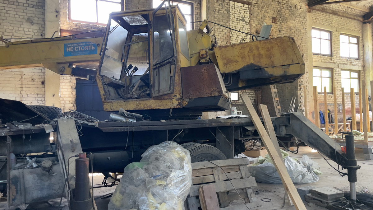 Этот МАЗ долго и верно работал. Владелец сказал: “Пытались его починить, но забросили и он 5 лет уже стоит. Ни разу не трогали”. Мы посмотрели — и решили: не будем собирать и пытаться увезти целиком. Просто порежем.