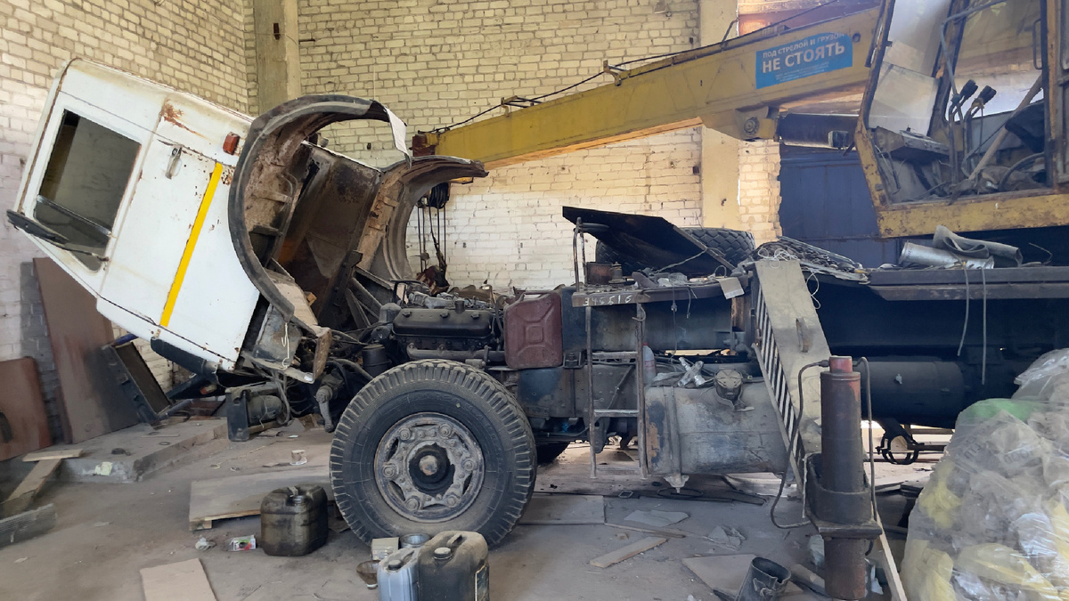 Это — последний след.
Не фотографии.
Не записки.
Просто — отпечаток чужых рук на пыльном руле.
Кто-то здесь сидел.
И, может быть, думал о ком-то.
А потом — забыл.