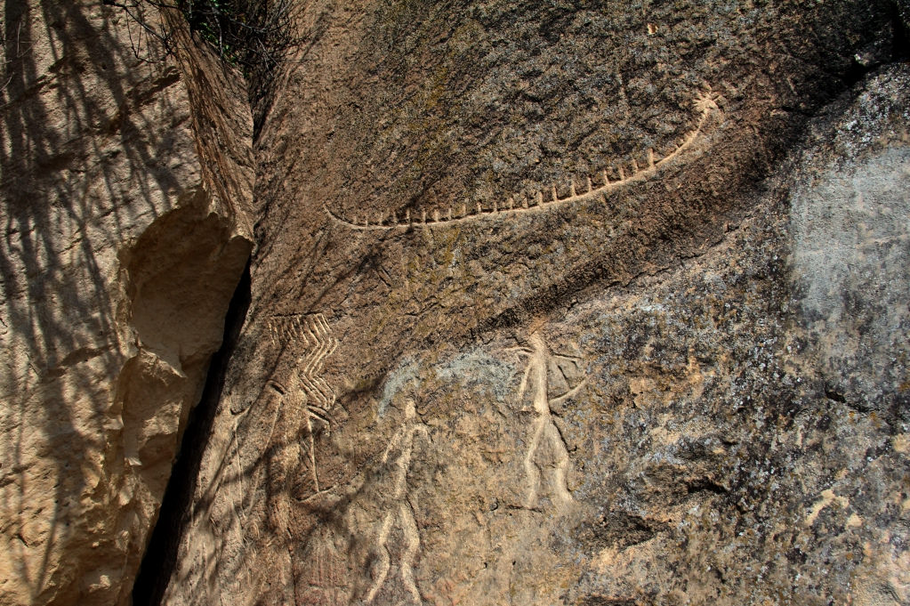 Наскальные рисунки с фигурами людей и животных