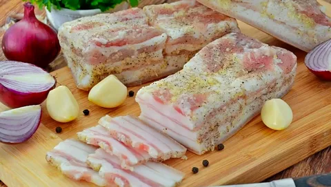 Снизить холестерин регулярным употреблением свиного сала: разбираем идею