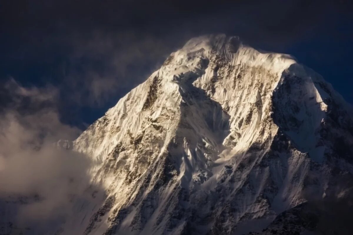    Польский альпинист первым в мире сошел с Эвереста на лыжах без кислорода
