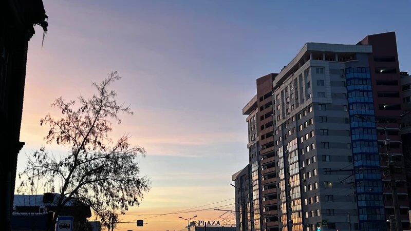     На рассвете небо над Барнаулом засияло разными красками. Фото Кристина Тарасова