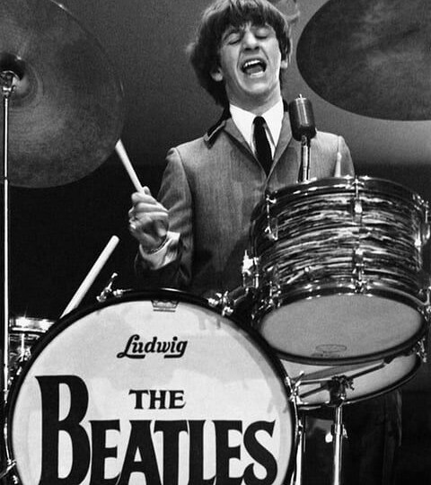 Песня «THE BEATLES», для исполнения которой Ринго Старру не потребовались барабаны