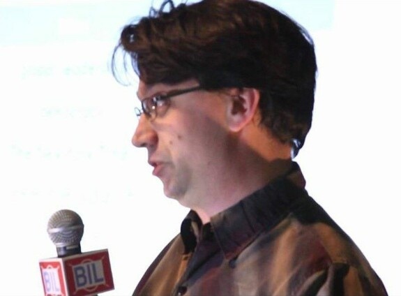 Вот вам Менциус Молдбаг собственной персоной. Он к моменту начала своих философских упражнений был не беден, вытянул счастливый билет, каким-то образом "заскочив" в один неплохой стартап накануне IPO, и вообще-то рассчитывал, что денег ему хватит на всю жизнь, но, как это часто бывает с юными самоназначенными "пенсионерами", просчитался. Сейчас у него новый стартап, профинансированный, конечно же, Питером Тилем.