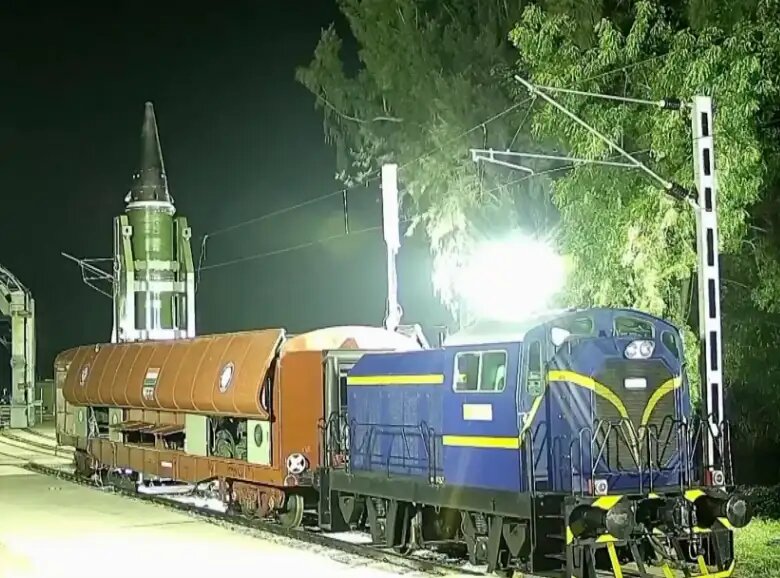    Железнодорожная пусковая установка Agni-P перед запуском. © DRDO, скриншот видео