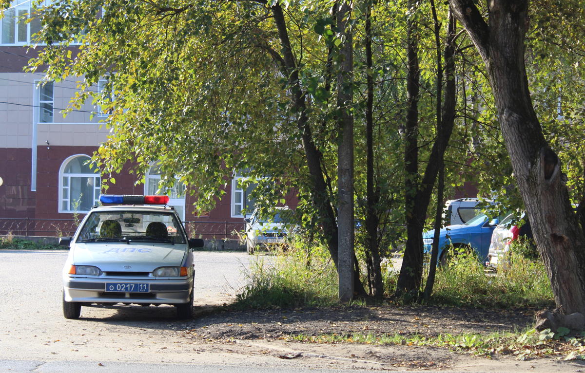    Обязан ли водитель допускать инспектора ГИБДД в салон автомобиля или багажник,а также обязан ли предъявлять аптечку?