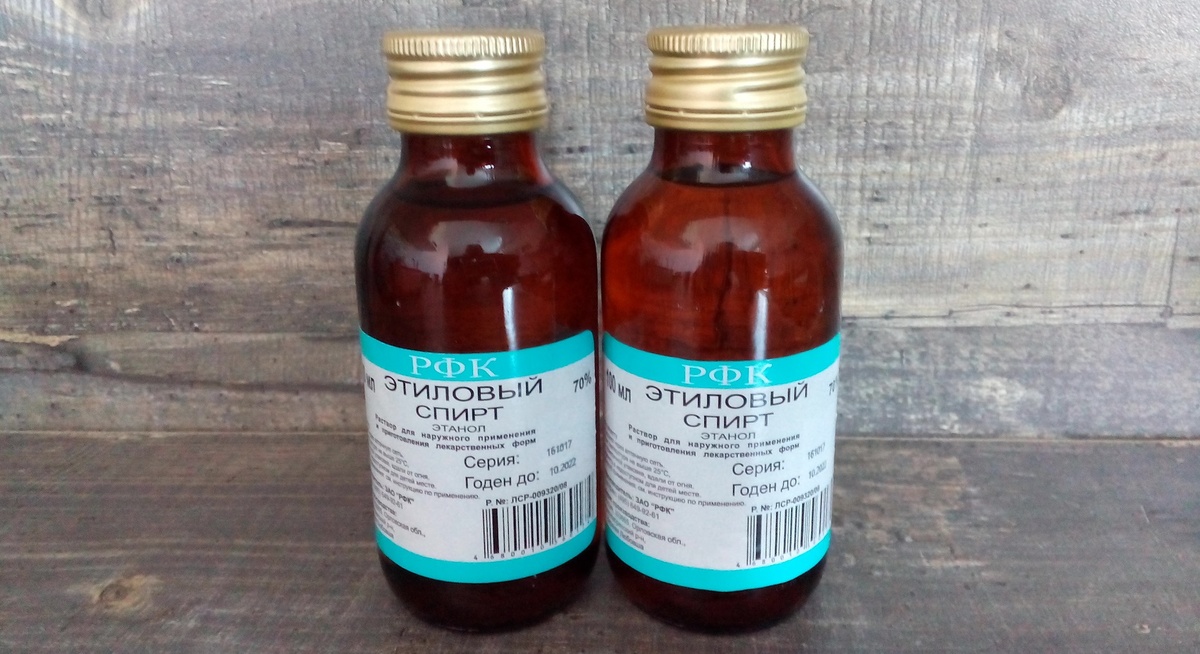 Спирт медицинский в уборке и дезинфекции.Свежие пятна от шариковой ручки или маркера легко удаляются спиртом.