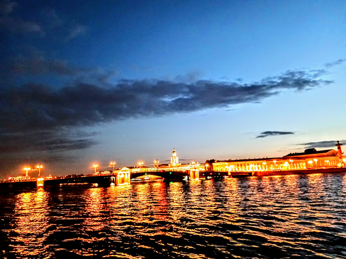 Вид на Дворцовый мост и Кунсткамеру. Санкт-Петербург. 18.07.2023 года. Принадлежит автору, если не указано иное. 