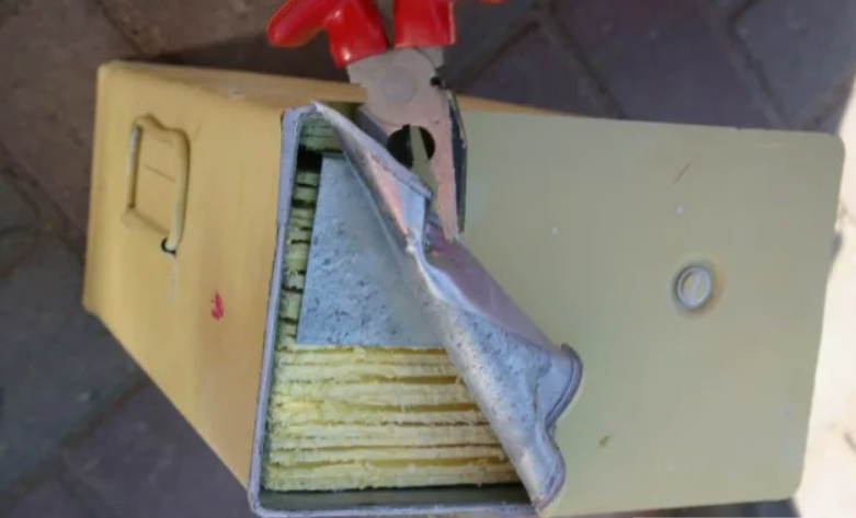 Банка с пероксидными пластинами В-64.  Фото:  yaplakal.com