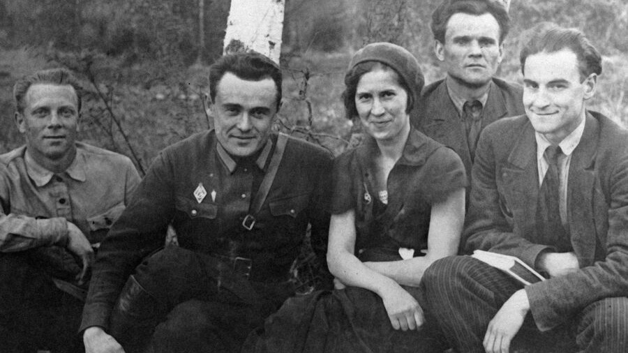 Сергей Королев (второй слева) среди сотрудников Группы изучения реактивного движения, 1932 год