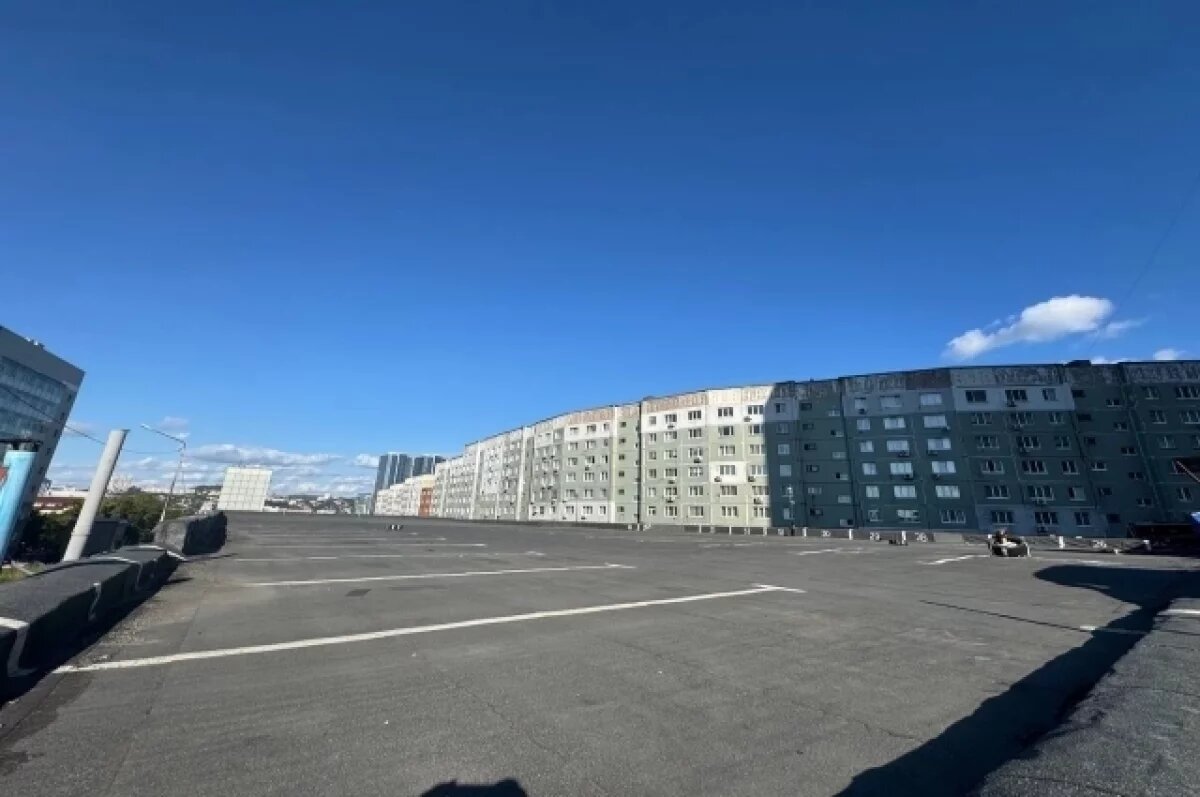    Злополучная парковка пока стоит пустой