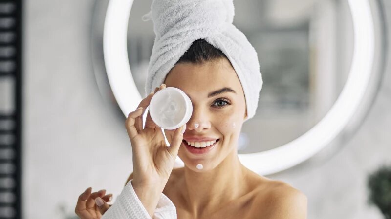     Девушка наносит крем. Фото: ru.freepik.com, автор freepik.