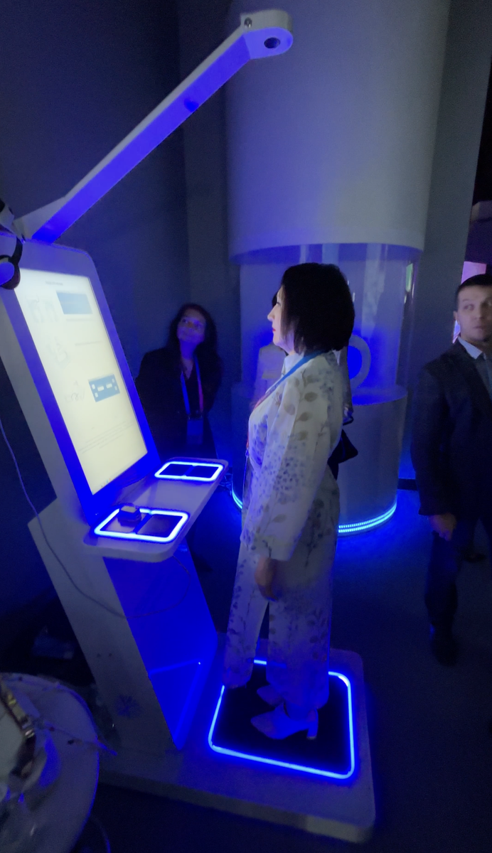 Прохожу обследование на сенсорном стенде. Фото Владислав Пономарев