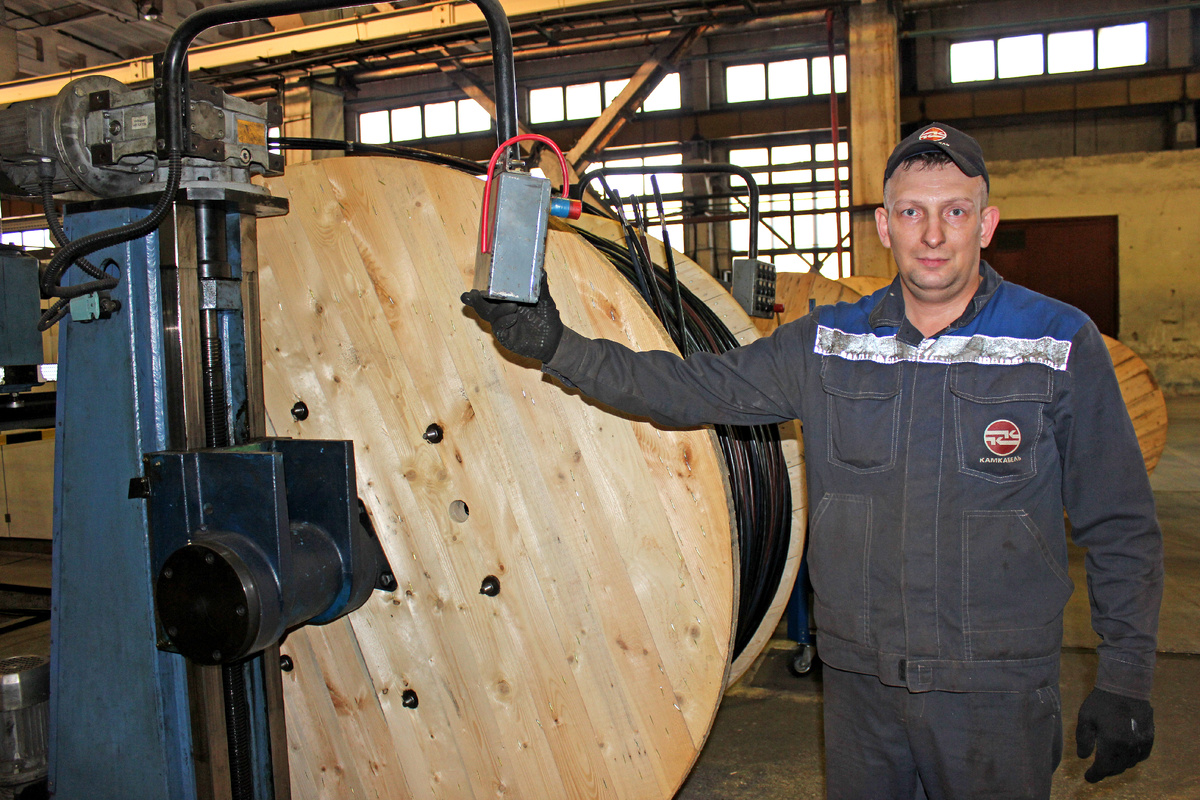 А. А. Любимов – опытный скрутчик изделий кабельного производства, наставник новых работников. Анатолий Анатольевич неоднократно был признан лучшим рабочим квартала, удостоен медали "За вклад в развитие предприятия" и Почетной грамоты Министерства промышленности и торговли Пермского края