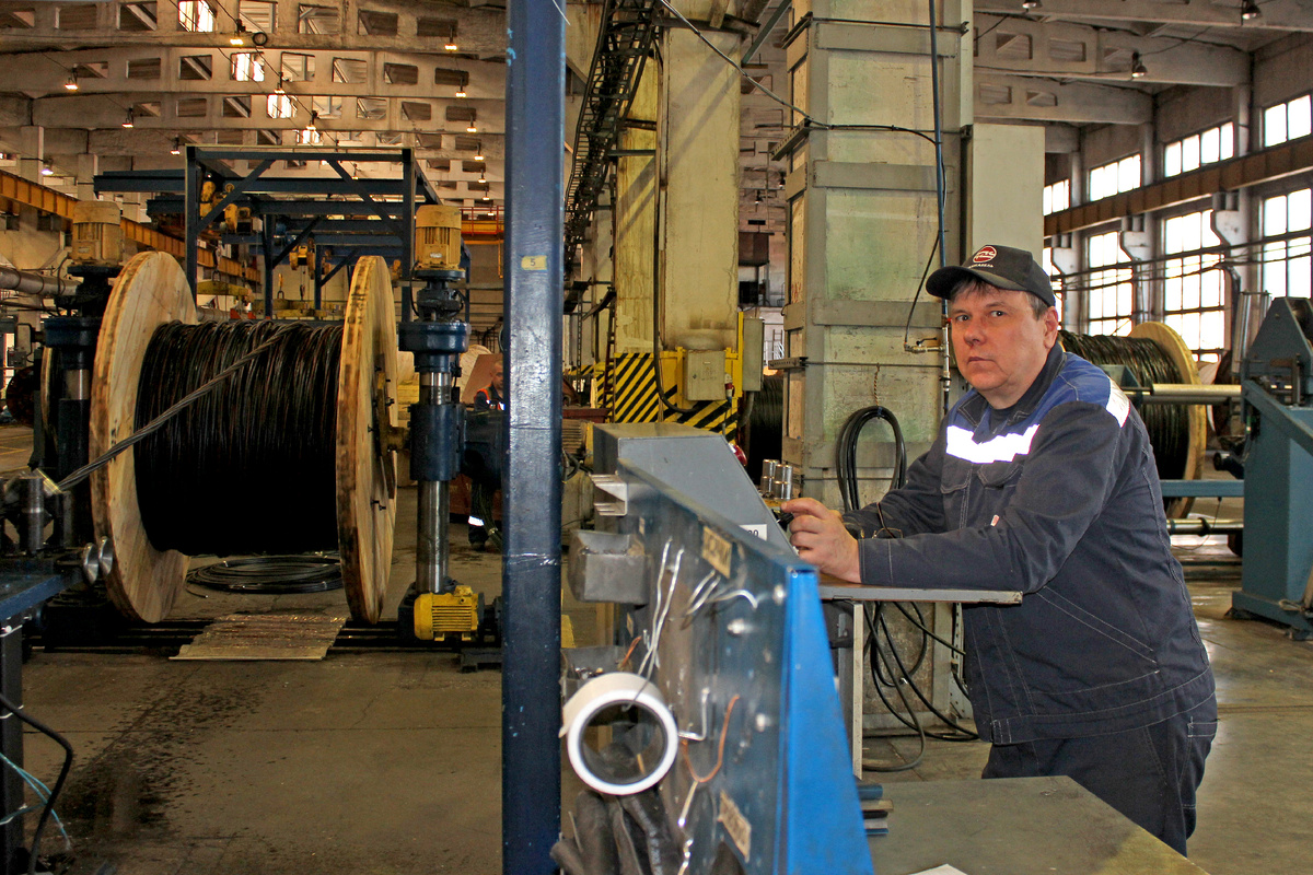 Опыт монтера кабельного производства Д. В. Гоглева незаменим при комплектовке заказов 