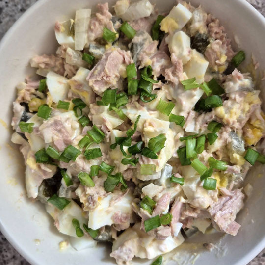 Салат из рыбы и солёного огурца