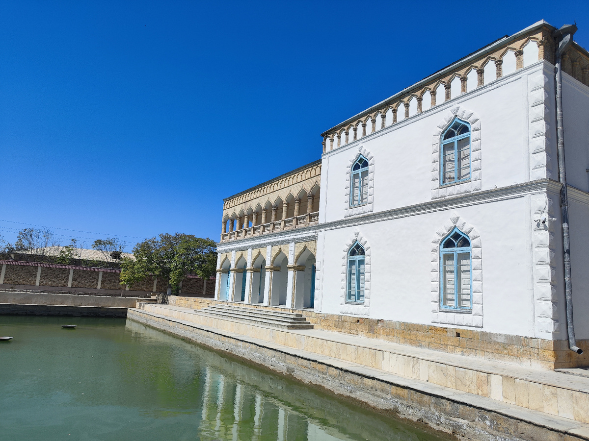 Ситораи Мохи Хоса— название летней резиденции последнего бухарского эмира. 