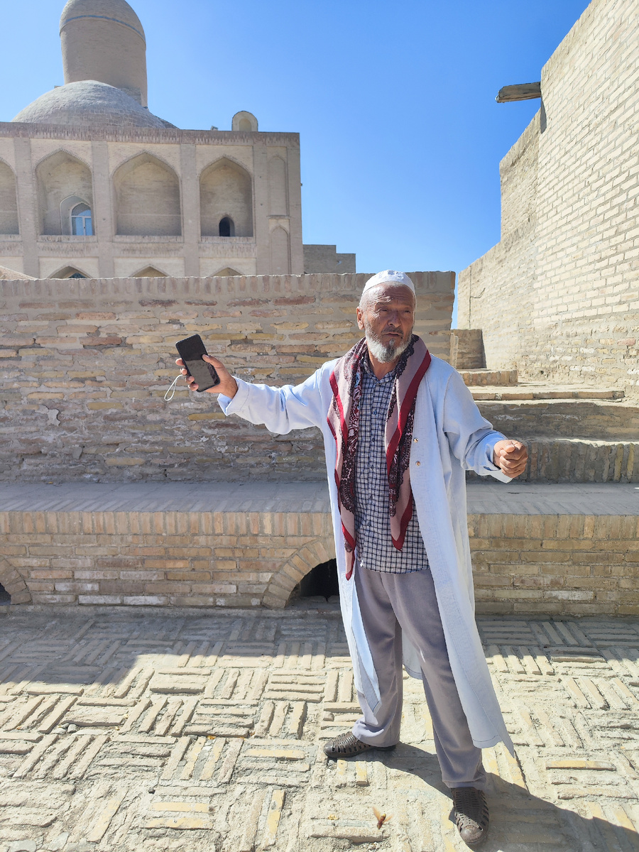 Хаджи Ака увлеченно рассказывает нам об истории некрополя