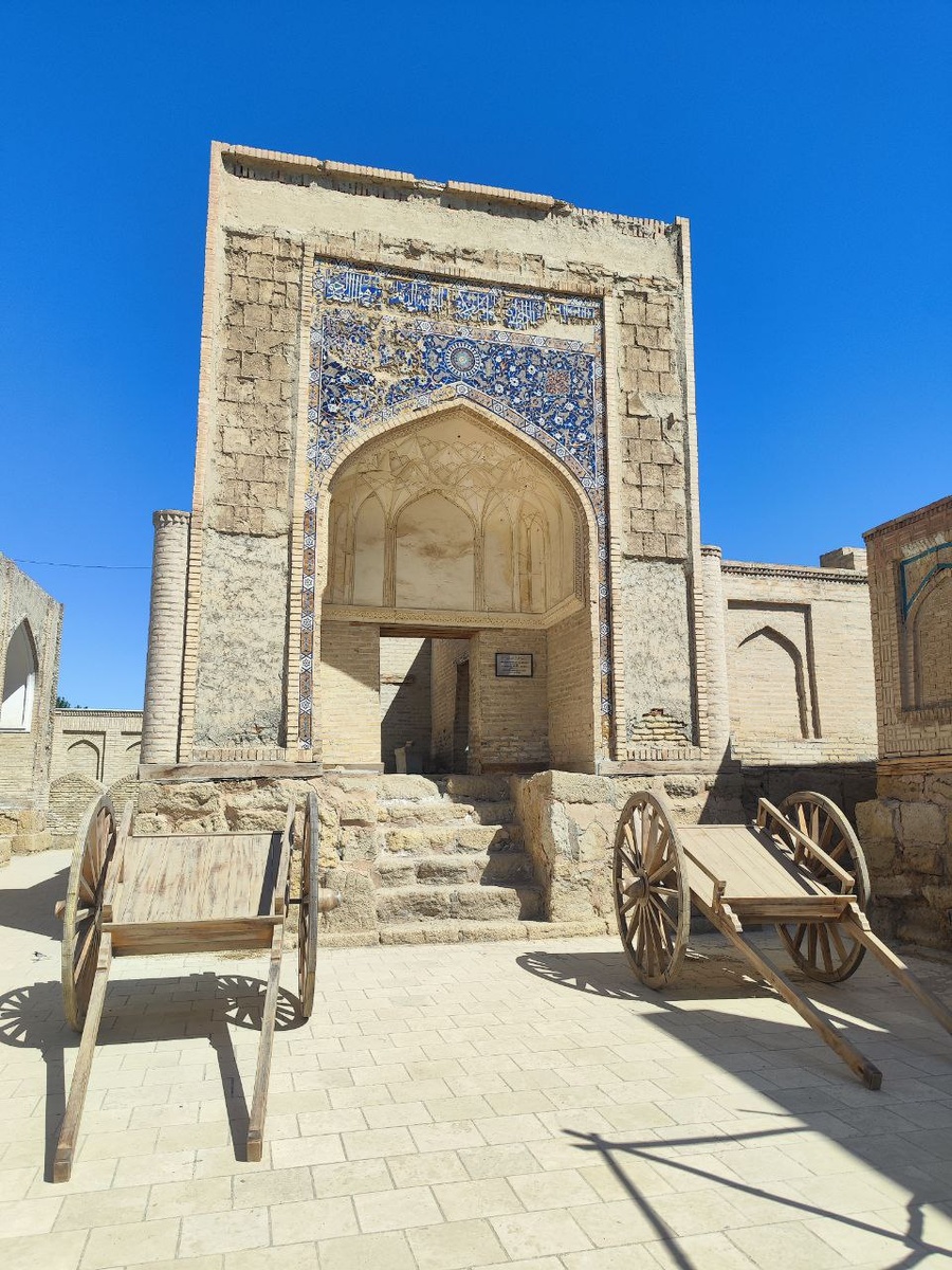 Самый красивый некрополь в Чор Бакре. Две арбы- декорации к фильму, который снимают на территории некрополя