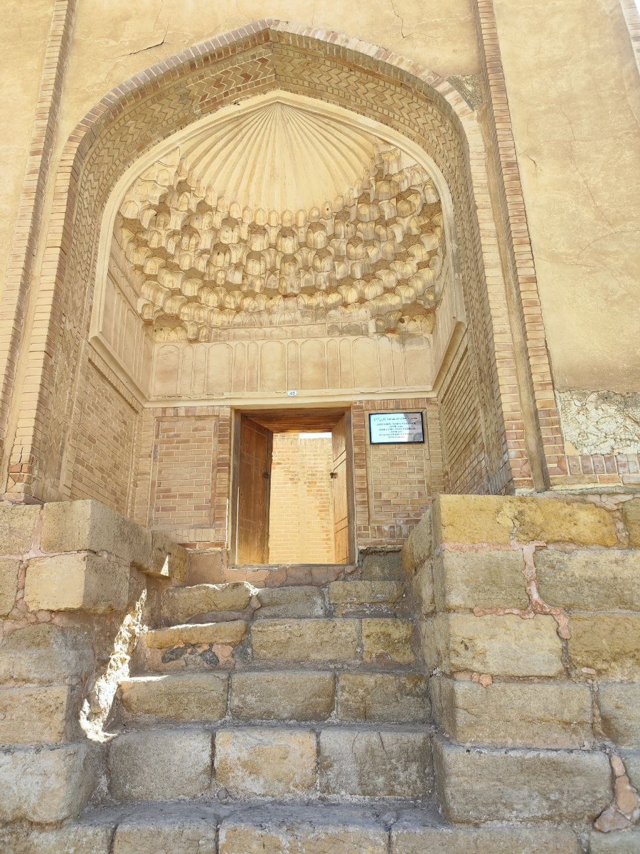 вход в одну из семейных усыпальниц