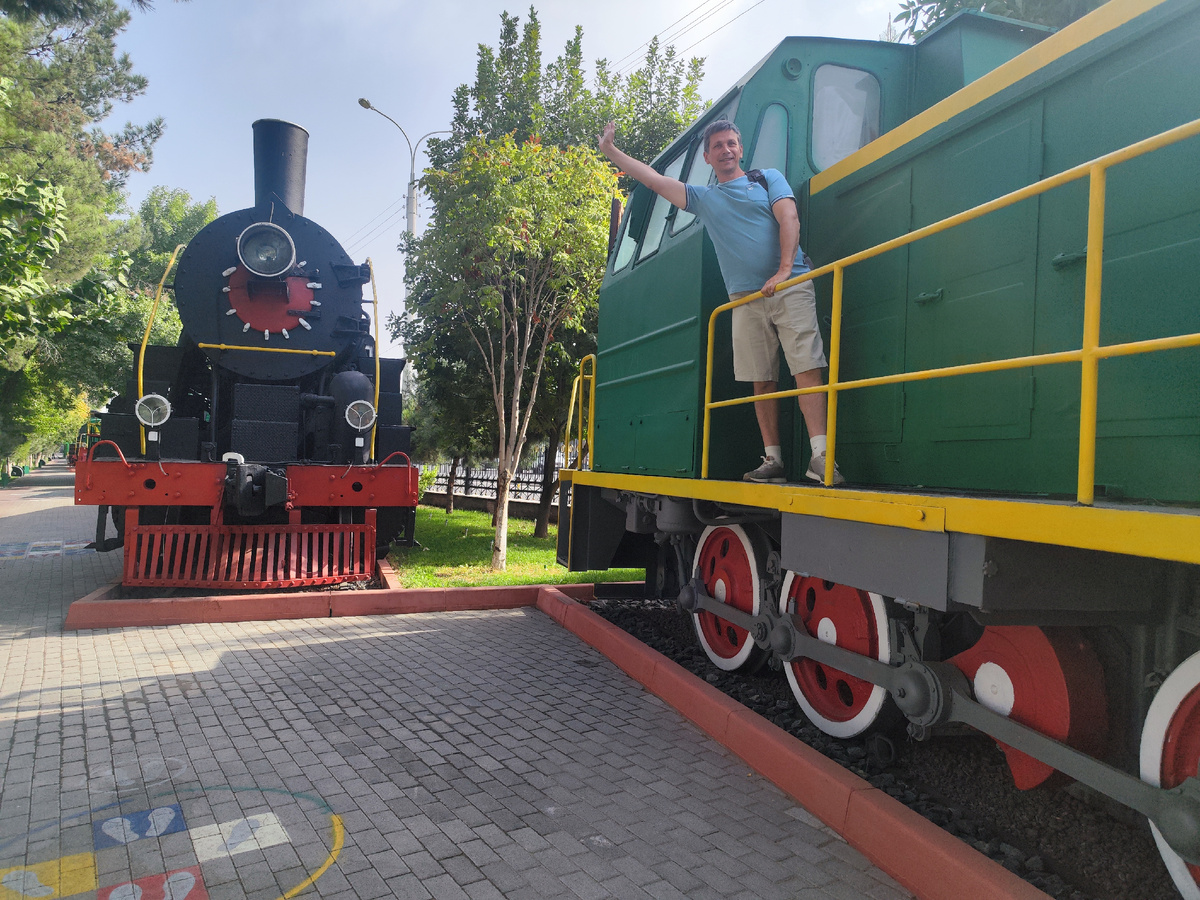 Фото узбекского поезда не оказалось под рукой. Поэтому вот фотка из музея паровозов в Ташкенте. Кстати, интересное местечко. Будете в Ташкенте, загляните. 