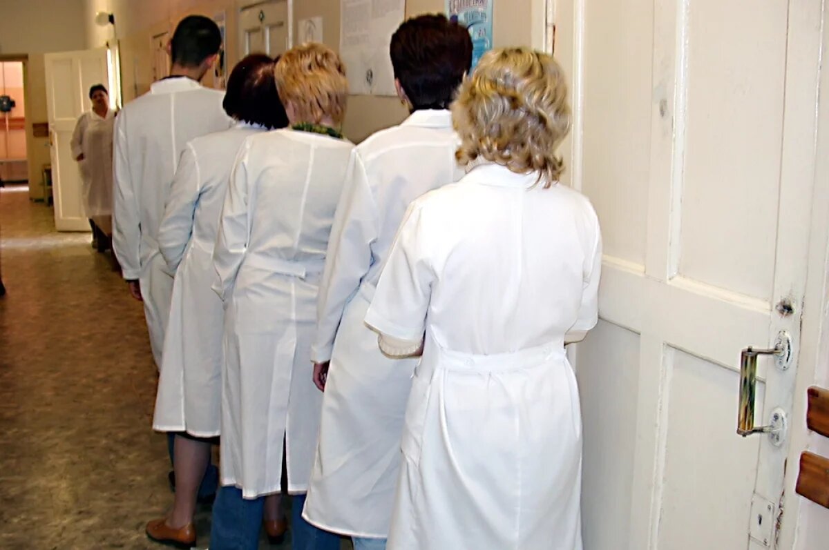    Сначала врачи стоят в очереди за зарплатой, потом – в очереди на увольнение...