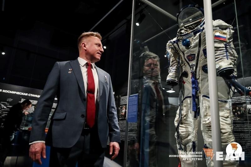    ЕАН. Сергей Прокопьев показывает свой скафандр