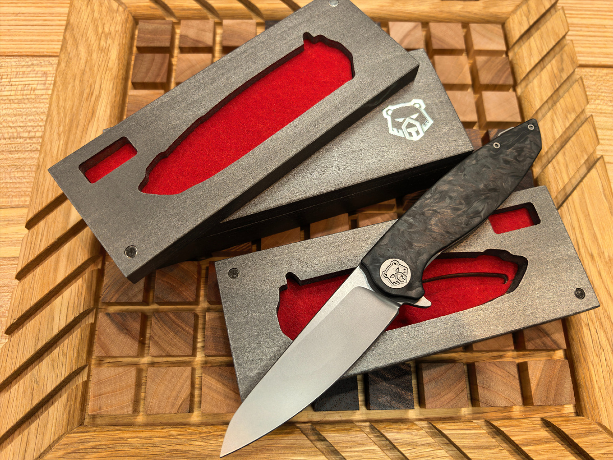 Деревянная коробка на магнитах.