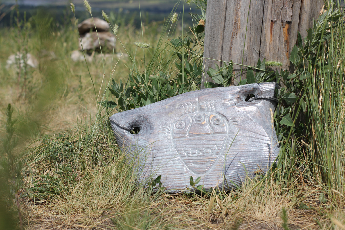 Деревянное панно "Хакасский след" с изображением хакасского петроглифа
