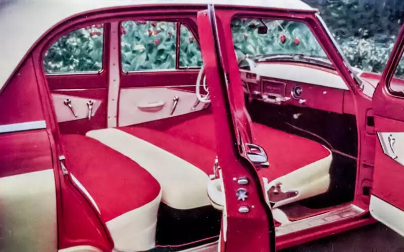    Комфортные мягкие диваны раскладывались в большую кровать.