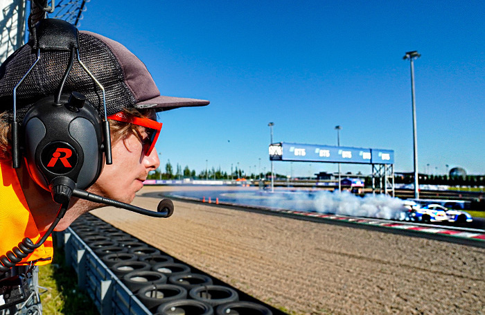   Арбитр во время одного из этапов Гран-при Российской Дрифт Серии на автодроме «Игора Драйв».Илья Выдревич/ТАСС