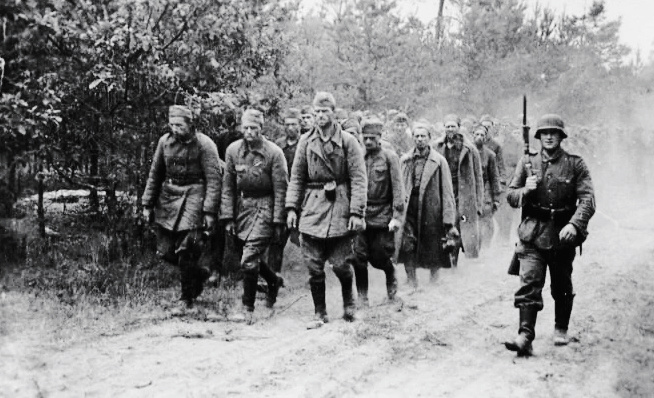 Колонна советских военнопленных в 1941 году. Исходное изображение найдено на pinterest.com.