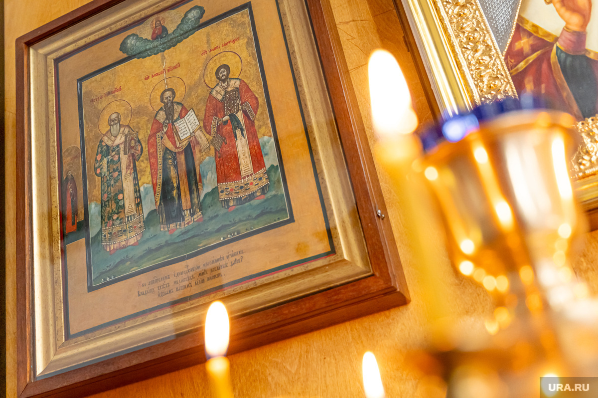 Святители Василий Великий, Григорий Богослов и Иоанн Златоуст, Собор святых Петра и Павла. Фото: Руслан Яроцкий © URA.RU