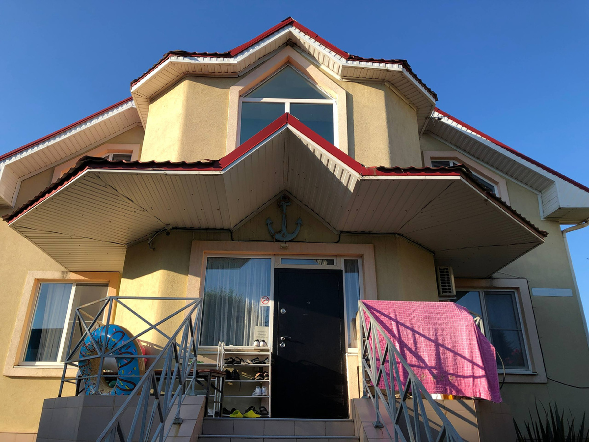 Хостел "Якорь" в Сириусе. Вокруг внушительная территория