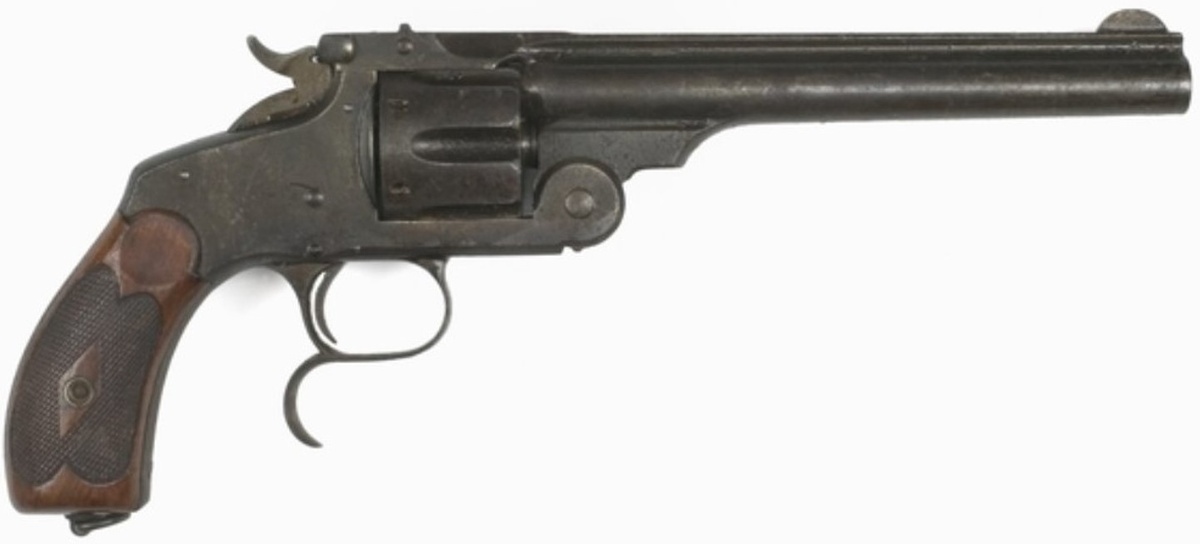 Револьвер обр. 1871 года "Смит-Вессон Русский", произведенный в 1875 году. Находится в Австралийском военном мемориале. Предположительно был захвачен японцами в ходе Русско-японской войны, потом использовался в японской армии в ходе Второй мировой войны, где был захвачен австралийцами.