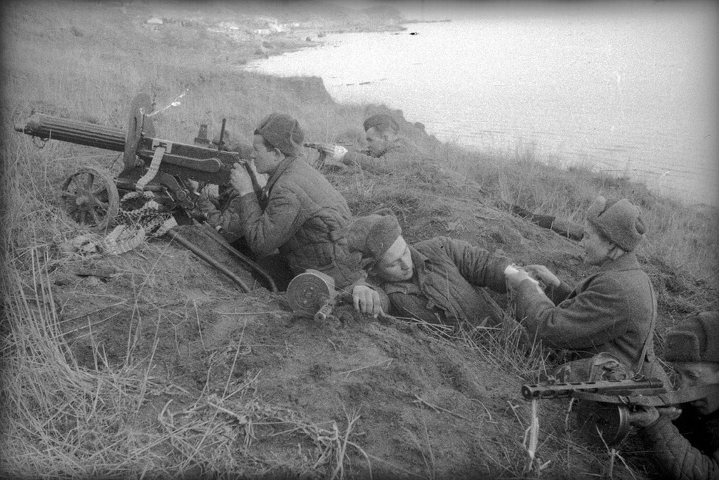 Легендарное фото Е. Халдея Санинструктор Михайлова делает перевязку раненому бойцу на передовой. Недалеко от Керчи, январь 1944г.