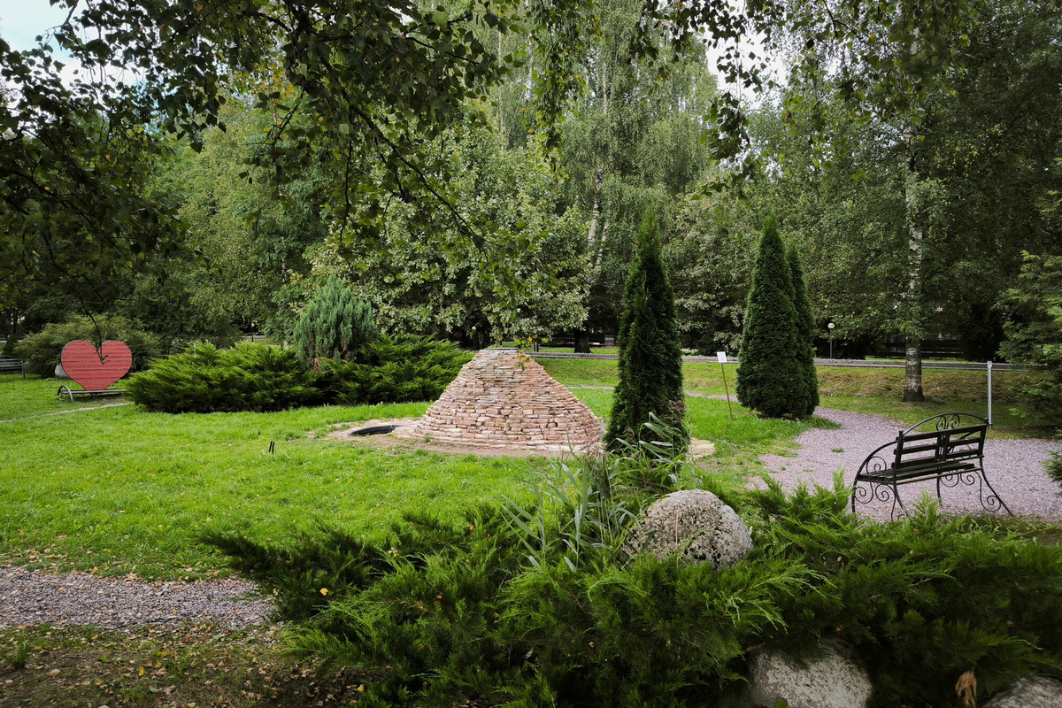 Сад камней на территории санатория «Старая Русса»