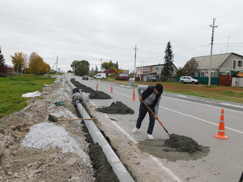    Тротуар строят в Бурмистрово. Фото Анны Зубаревой