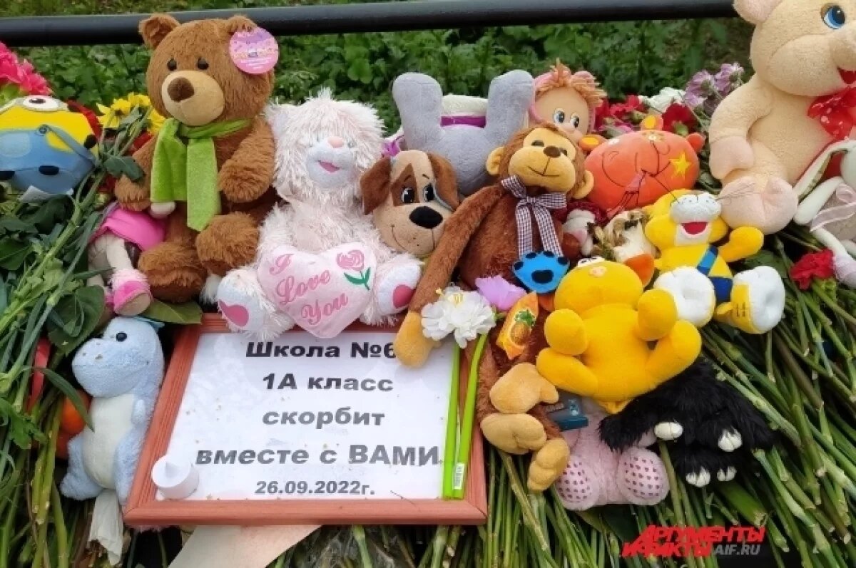    Глава Удмуртии Бречалов почтил память погибших при стрельбе в школе